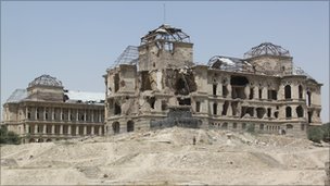 References to well-known landmarks - such as the Darul-Aman palace - are often used